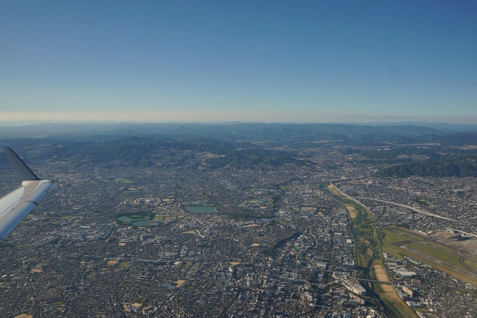 伊丹市の空撮 (大阪国際空港付近から川西市方面)